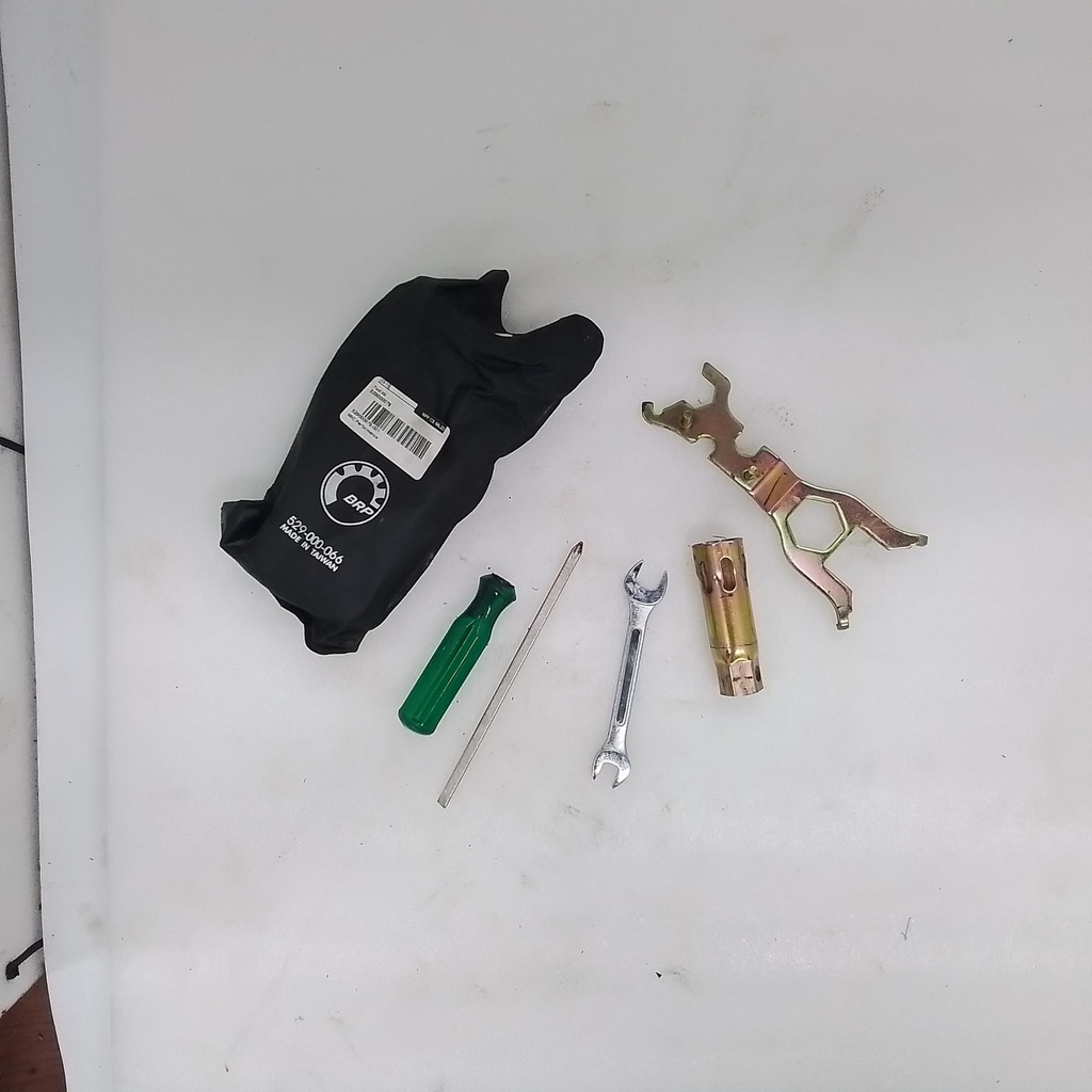 (new ref. 520001593) tool kit