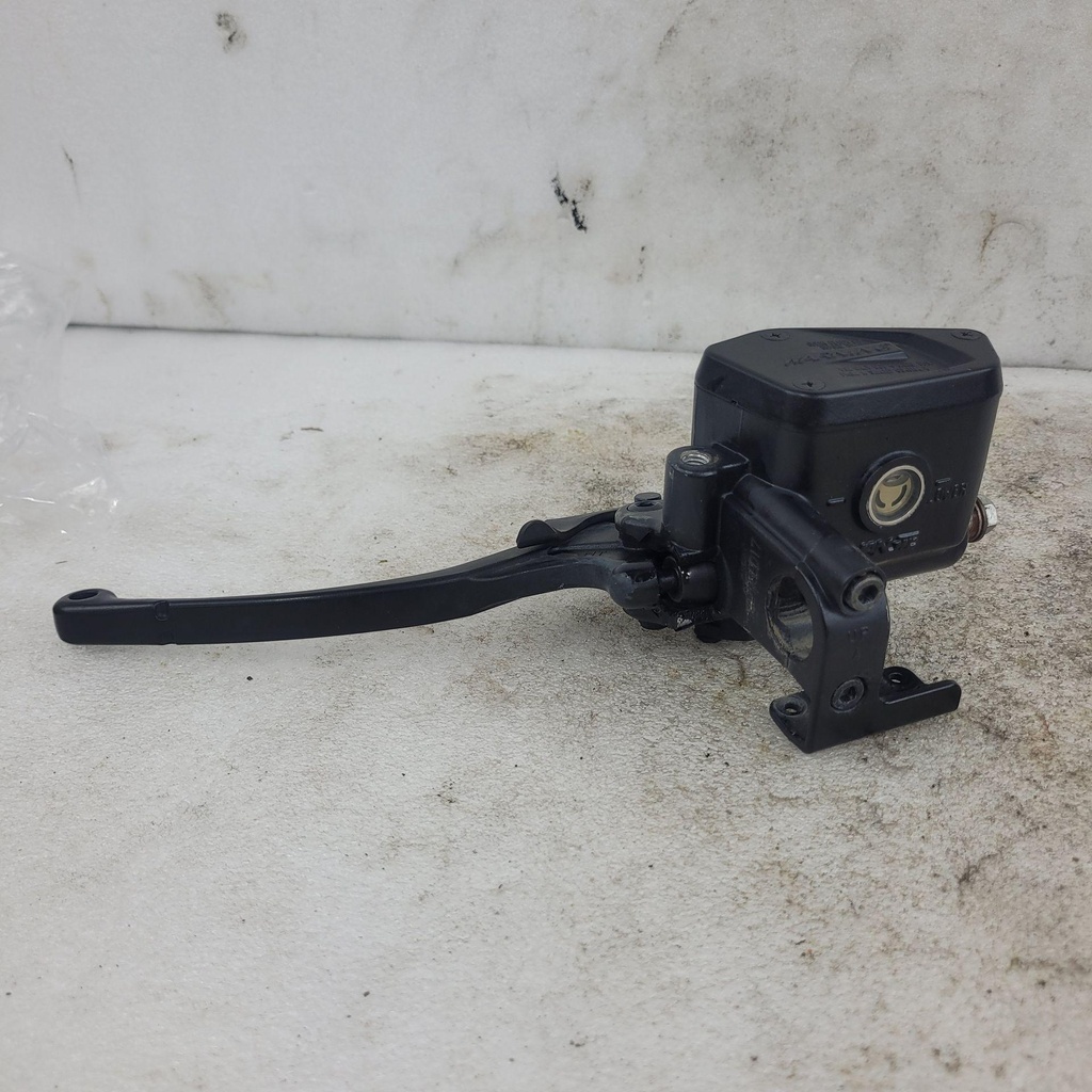 (new ref. 9dqv-081100-3002) lh hand brake master cylinder