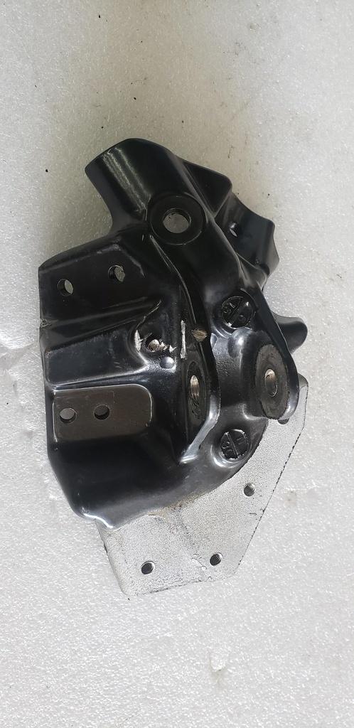 [1707-776-001] bracket, shock mount - upper right - black (1707-776-001)