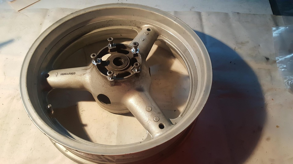 [6411108F40019-001] SUZUKI WHEEL, REAR 17M/CXMT4.50