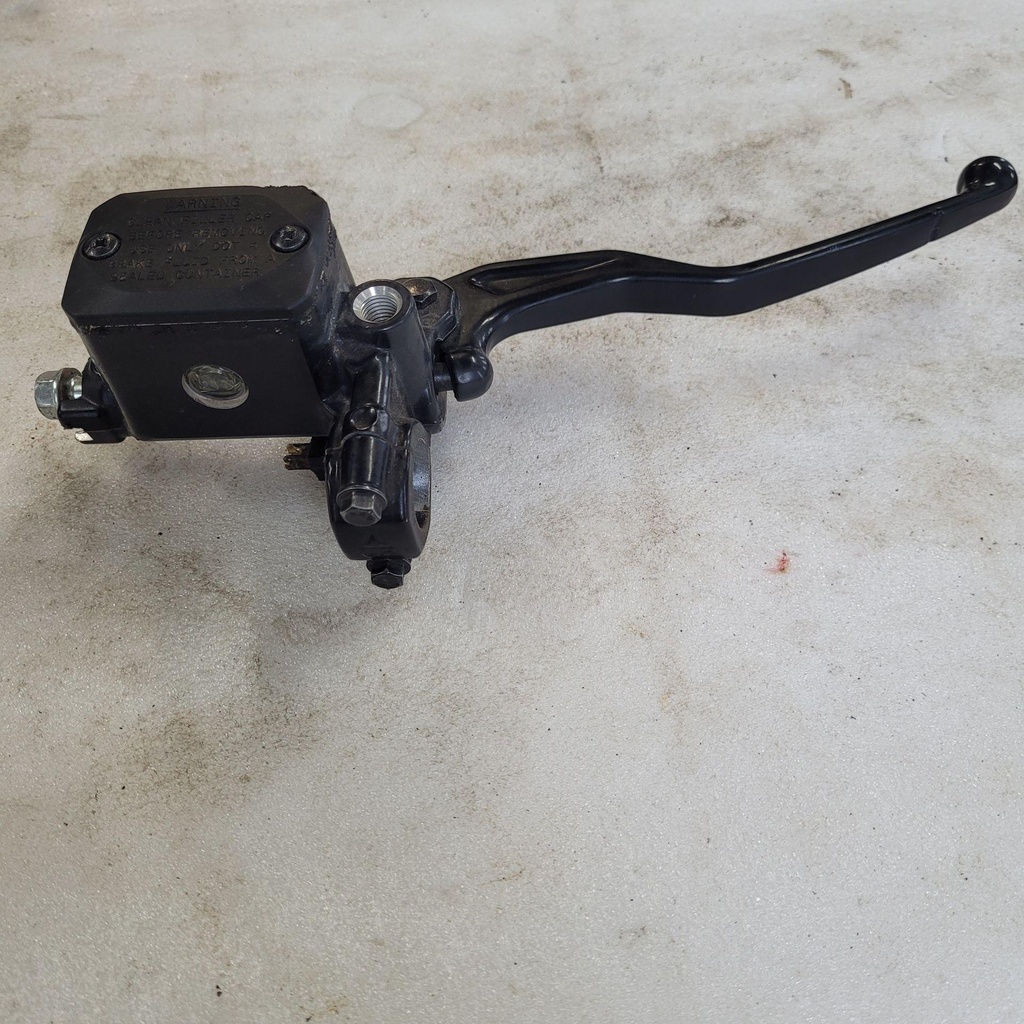 RH FRONT MASTER CYLINDRE
