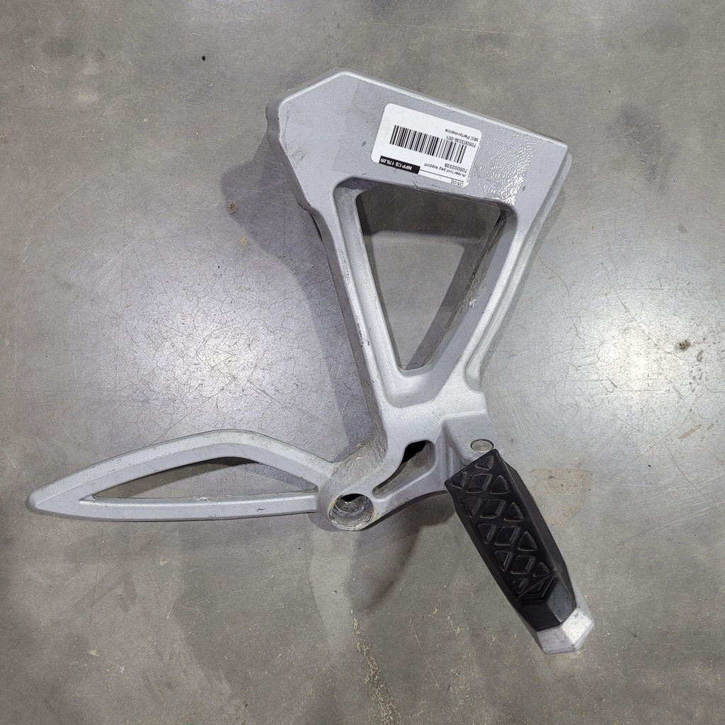 [705003338-001] (new ref. 705006603) rh rear foot peg support (705003338-001)