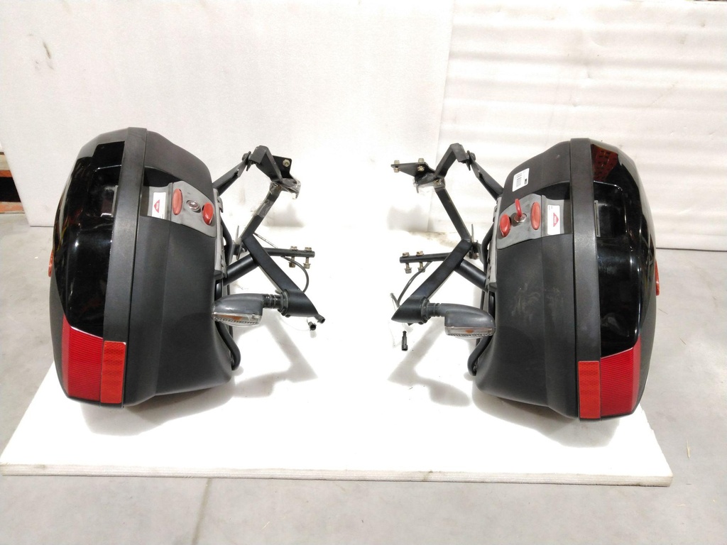 [219400351-001] Saddlebags Kit R35 Spyder Black (219400351-001)
