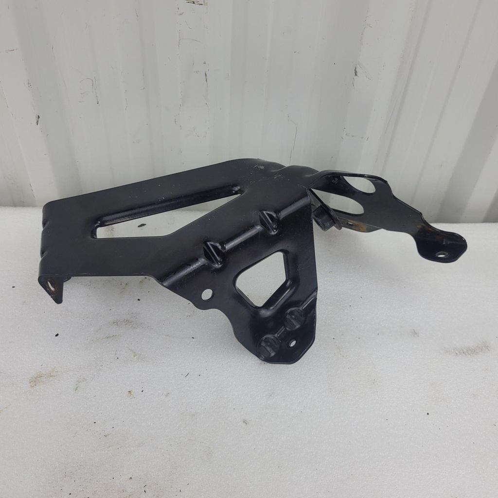 [8KCF19490000-001] bracket, front (8KCF19490000-001)